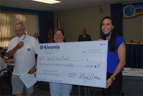 Kiwanis donates